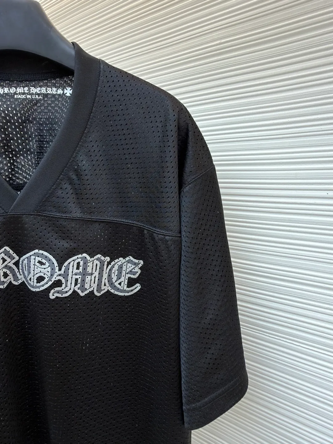 Chrome Hearts Mesh Jersey Short Sleeve ●Item No.: 1682417-A10 ●Material: Mesh Fabric ●Technology: Glue Printing ●Color: Black ●Type: Loose Fit ●Weight: About 305 Grams ●Size: S-M-L-XL ●Description: Customized Obsidian Star Mesh Cloth Cool, breathable and comfortable to the skin Because of its unique mesh structure, it can effectively discharge heat and moisture from the body. Mainly based on obsidian black. Give a deep sense of luxury. Western Gothic body text is embedded in the mesh gaps to control the visual focus. Unique V-neck design. Modify the neck line. Numbers are integrated into the ritual expression of rock and roll beliefs. Interpret faith with rebellion. Dare to be broken. Leading the rebellion, using imported bright golden paste printing. The printing has been modified three times with the film screen. Use glue liquid paint to print the pattern on the fabric. The fabric is baked to fix the printed pattern, and the fabric has been washed. It has better hand feel and texture. It is not easy to deform, not easy to shrink, not easy to fade Maintain long-lasting beauty. The overall wiring is straight and delicate, the fabric is comfortable and soft, and the color is consistent without color difference. It can be matched with the same style to create a fashionable look and control various occasions. Customized accessories, complete with three standards, same style for men and women!